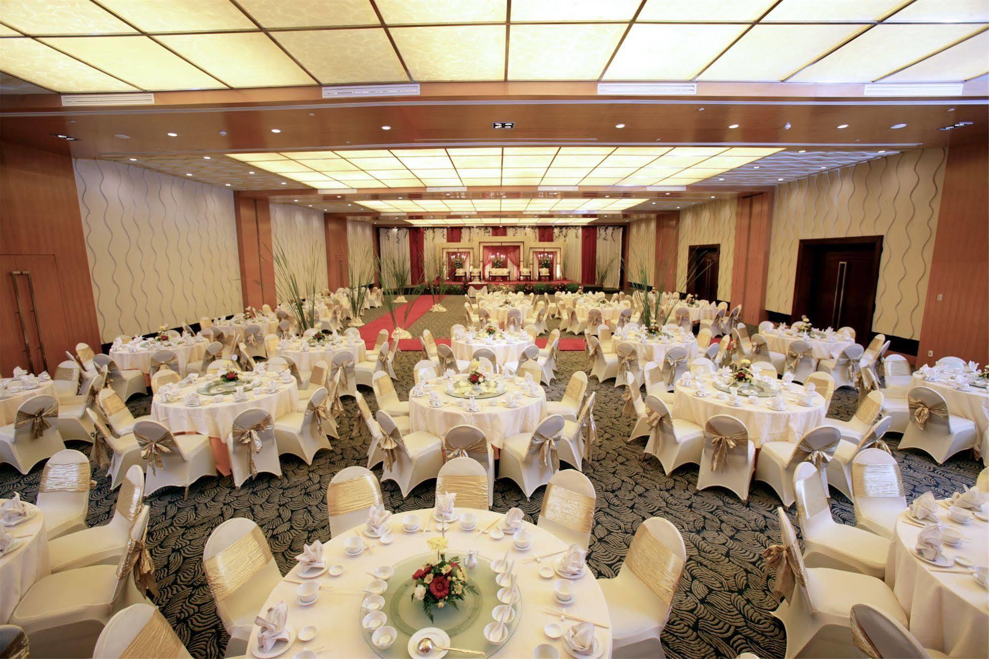 Le Grandeur Mangga Dua Hotel Джакарта Екстериор снимка