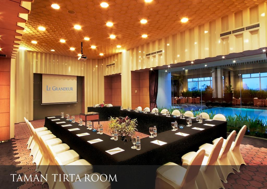 Le Grandeur Mangga Dua Hotel Джакарта Екстериор снимка